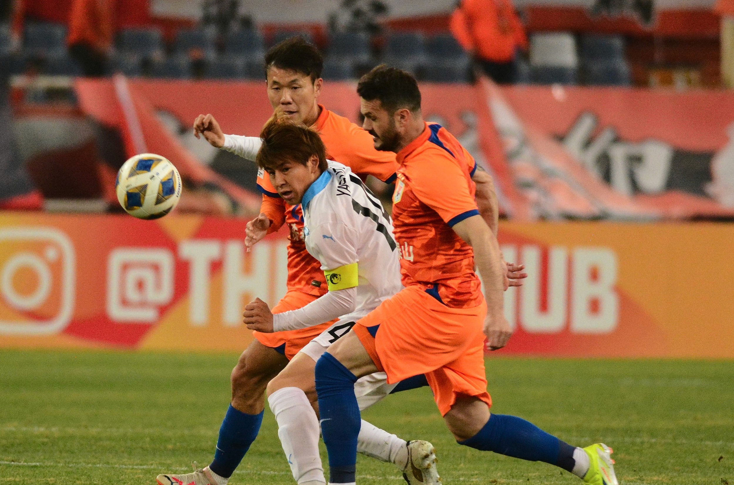 赛地聚焦——欧冠赛前热度飙升，山东泰山防线松动，引发热议，年轻球员得到机会的简单介绍